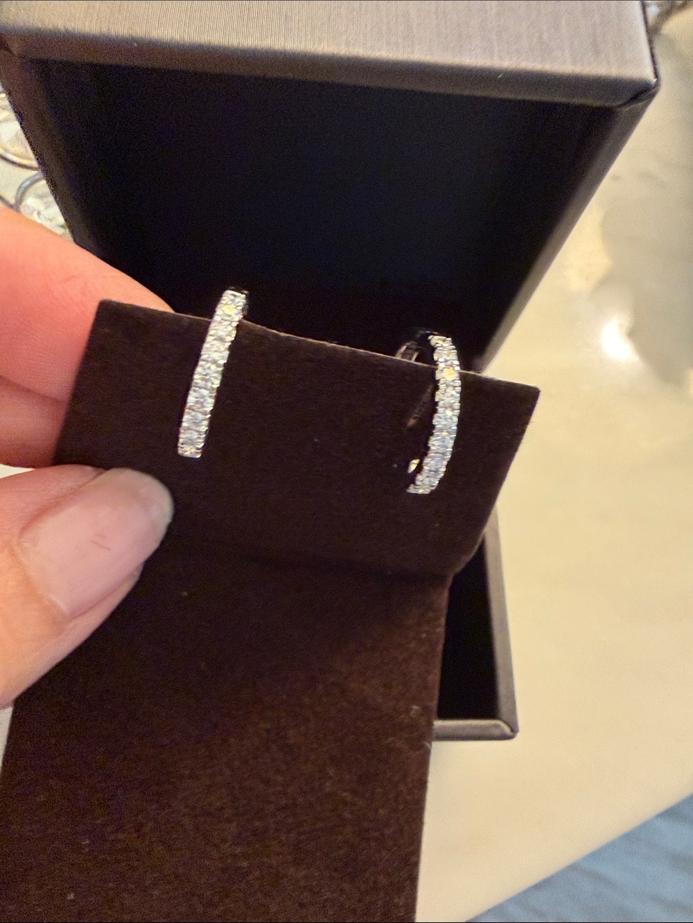 💎💎Authentic Diamond Hoop Earrings White Gold 1/2” diameter Pretty Dainty💎💎 - Picture 4 of 5